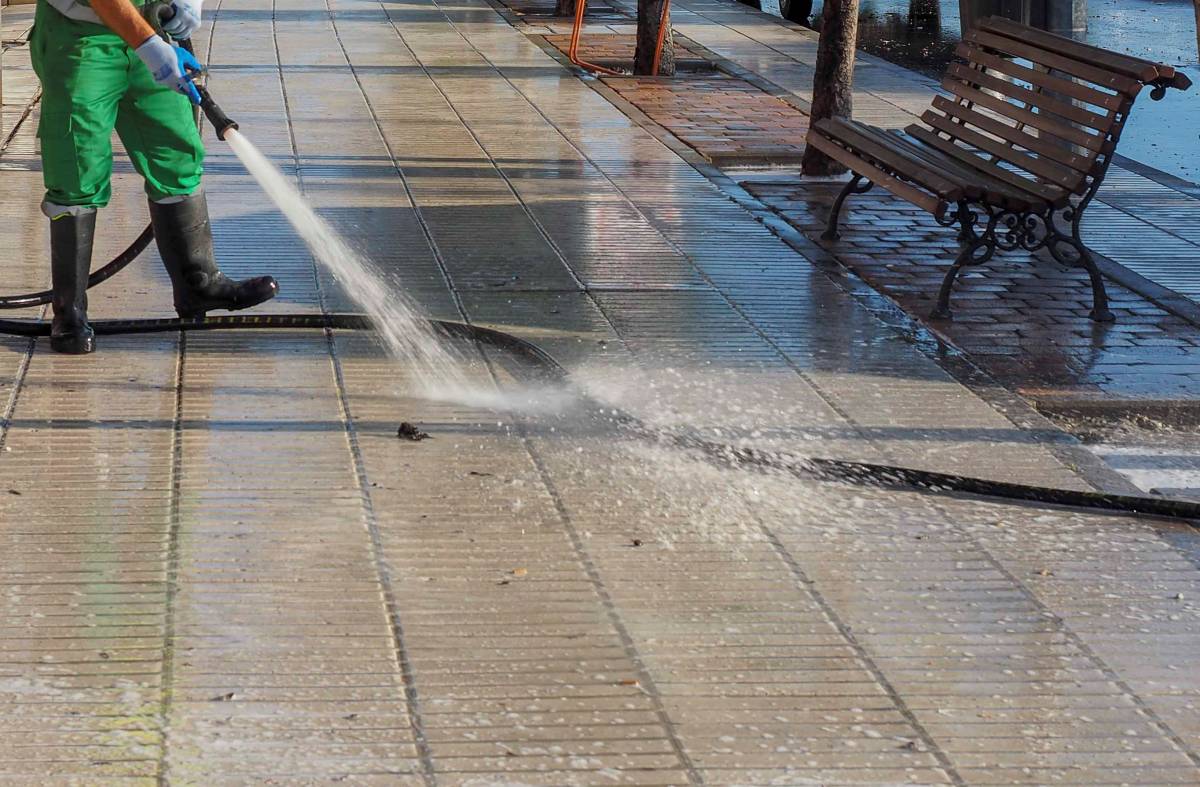 Pozuelo incrementará la frecuencia de recogida de residuos y extenderá el barrido mecánico en sus vías