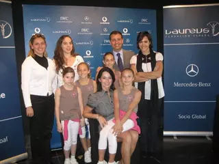 Las campeonas alevines de España se reúnen con Nadia Comaneci