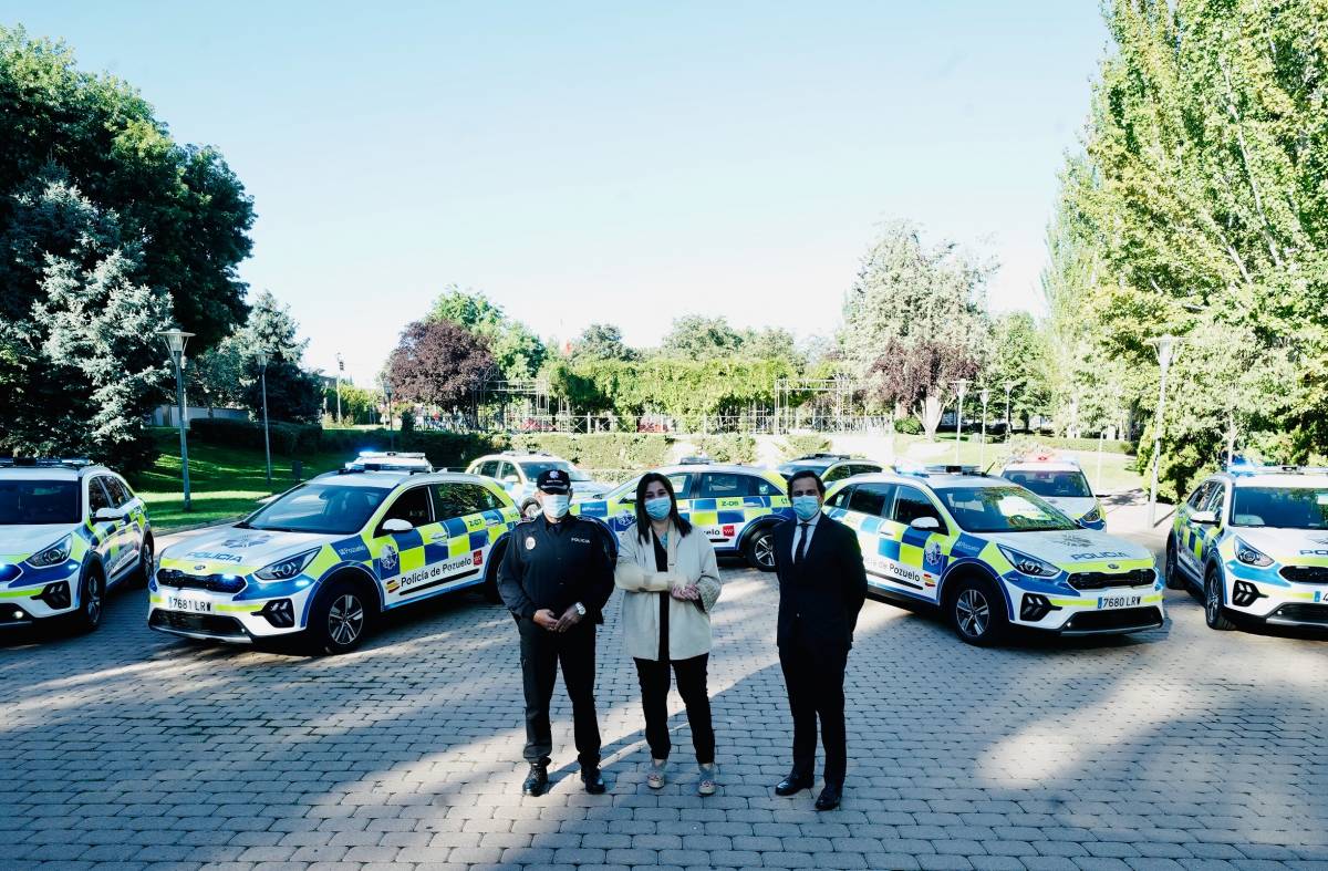 La alcaldesa de Pozuelo presenta nueve coches patrulla de la Policía Municipal