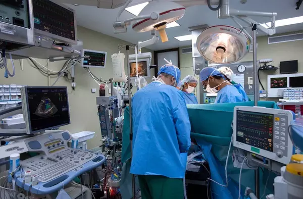 Un hospital público madrileño amplía la vejiga de un menor con cirugía robótica por primera vez en España