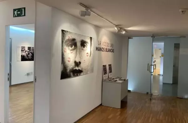 'La voz de las manos blancas', la exposición en homenaje a las víctimas del terrorismo que se puede ver en Pozuelo