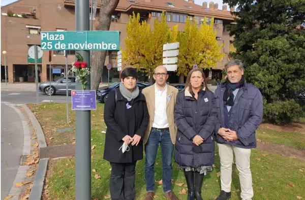 El PSOE rinde homenaje a las 2 mujeres asesinadas en Pozuelo y propone nombrar una plaza como “Plaza 25 de noviembre”