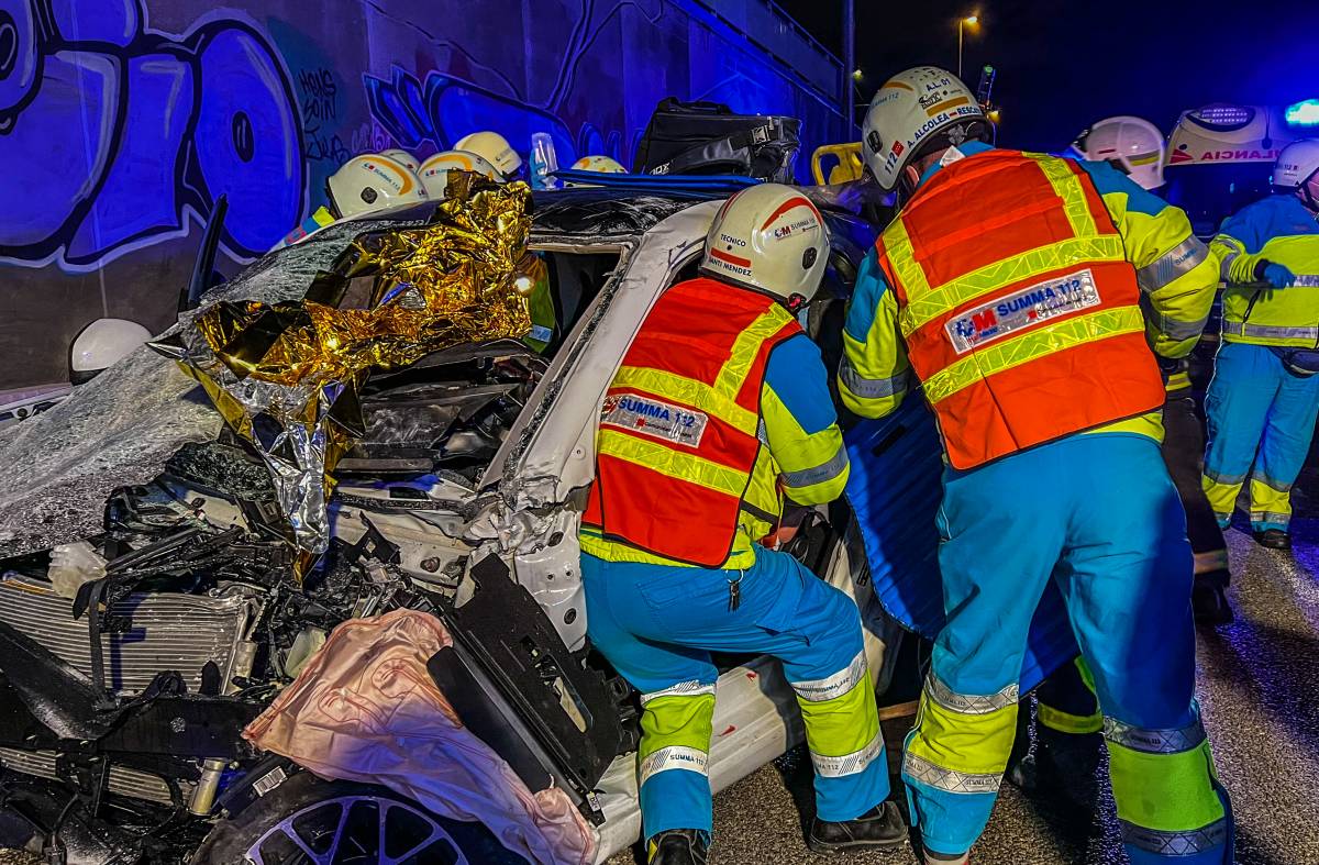 Dos jóvenes graves tras caer un coche desde las vías del Metro Ligero a la M-503 en Pozuelo 