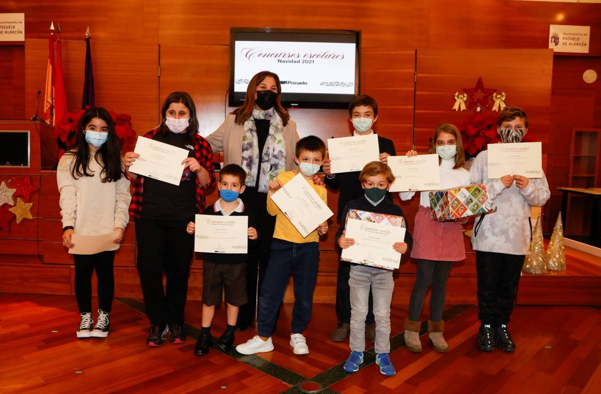 Los escolares de Pozuelo reciben los premios de los concursos navideños de belenes, árboles y felicitaciones