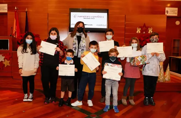 Los escolares de Pozuelo reciben los premios de los concursos navideños de belenes, árboles y felicitaciones