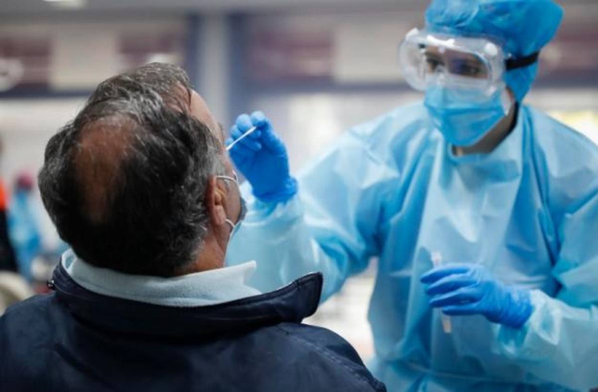 Se abren puntos para hacer test Covid en hospitales públicos madrileños fuera de Urgencias y sólo para sintomáticos