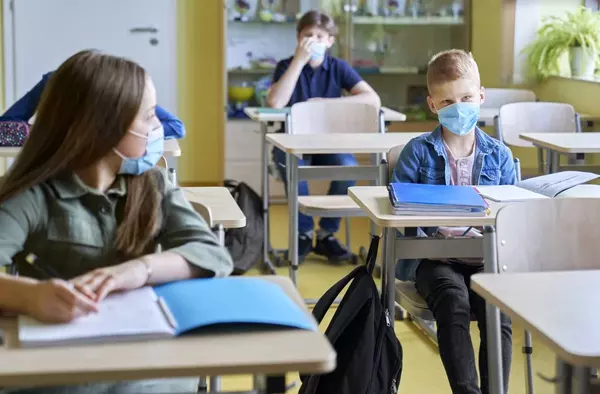 Madrid dejará de confinar aulas ante casos esporádicos de COVID-19 en colegios