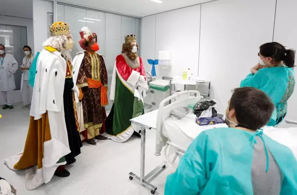 Los niños hospitalizados en el hospital Quirón de Pozuelo reciben la visita de los Reyes Magos