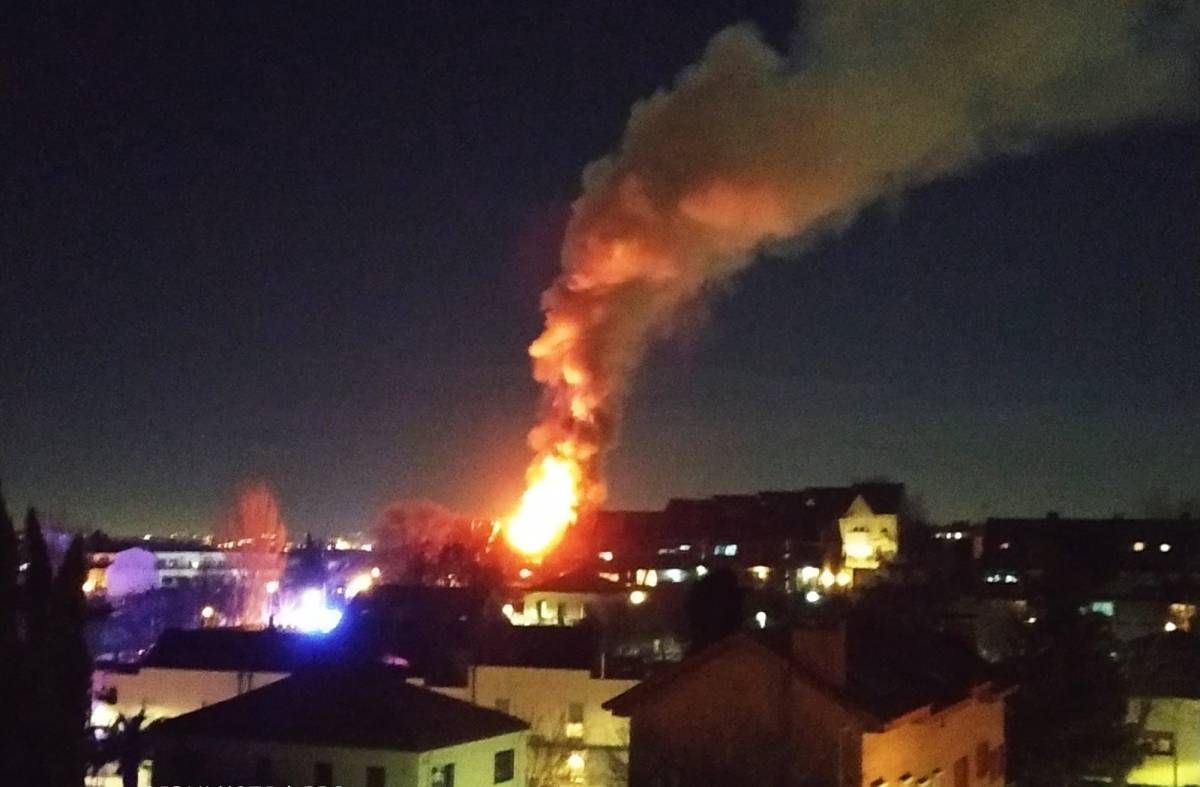 La reactivación de un incendio previamente sofocado deja en ruinas un chalet en Pozuelo