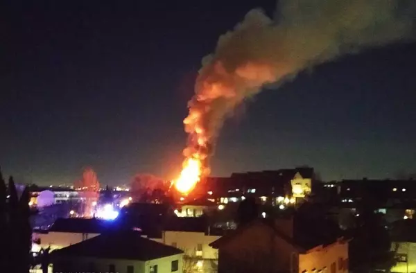 La reactivación de un incendio previamente sofocado deja en ruinas un chalet en Pozuelo