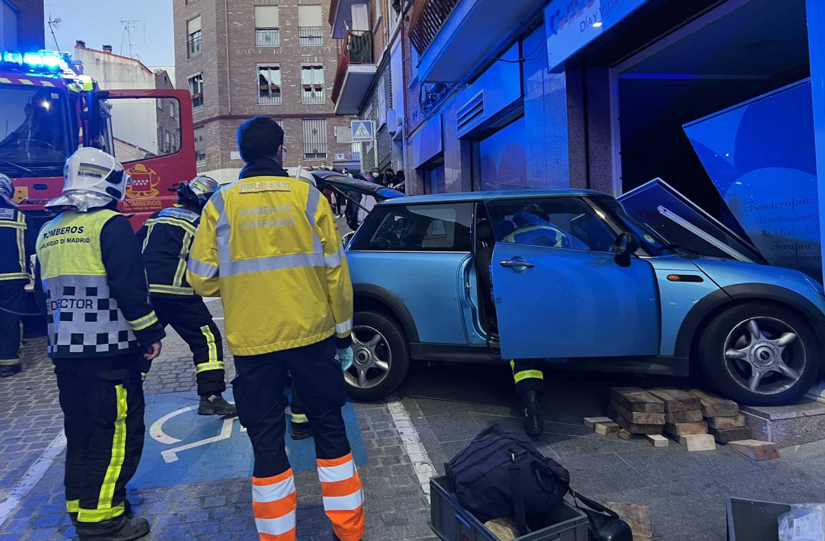 Una conductora es liberada por los bomberos tras empotrar su coche contra un local comercial en Las Rozas
