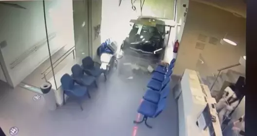 VIDEO: Una trabajadora se salva por segundos del impacto del brutal accidente de Majadahonda