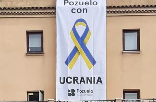 La fachada del Ayuntamiento de Pozuelo luce una pancarta de apoyo a Ucrania