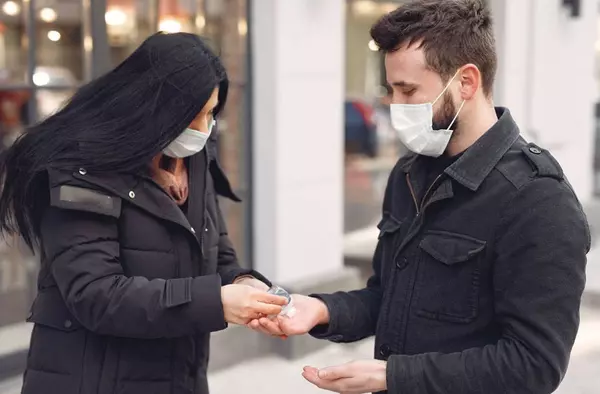 La Comunidad de Madrid pide eliminar las cuarentenas en asintomáticos y las mascarillas en interiores