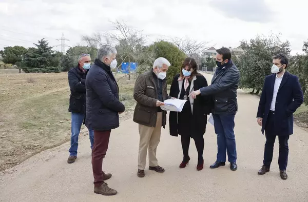 Pérez Quislant visita las obras de mejora del parque Cruz de La Atalaya que avanzan a buen ritmo