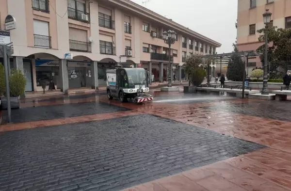 Pozuelo activa un dispositivo especial de limpieza en sus calles para eliminar el polvo proveniente del Sahara