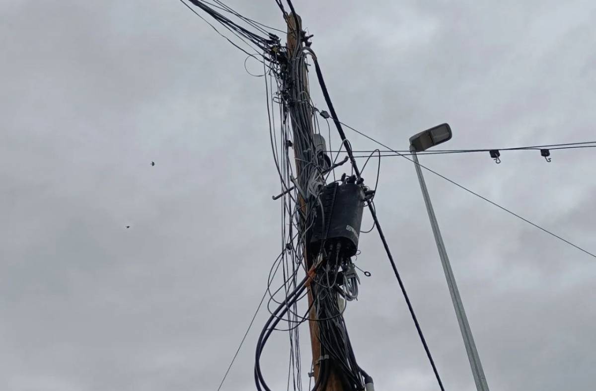 Los vecinos del barrio de Los Horcajos en La Estación piden el soterramiento de postes y cableado telefónico 