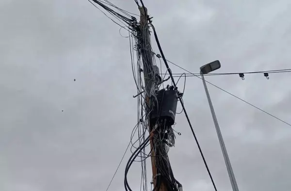 Los vecinos del barrio de Los Horcajos en La Estación piden el soterramiento de postes y cableado telefónico 