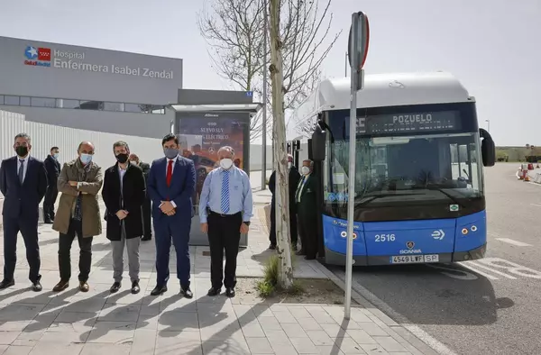 La Comunidad de Madrid estrena servicio de autobús gratuito entre el Centro de Refugiados de Pozuelo y el Hospital Isabel Zendal