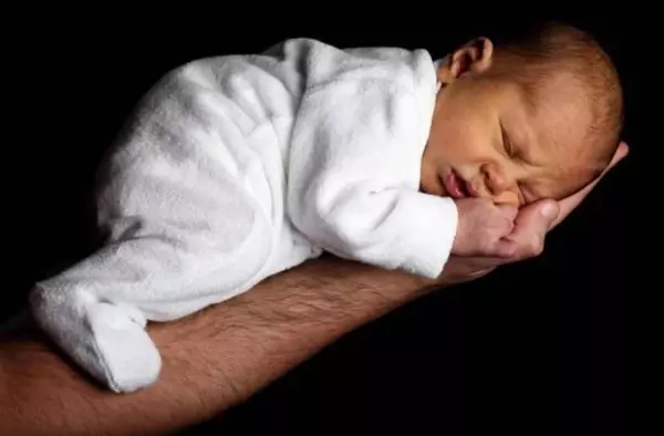 Las ayudas por nacimiento o adopción de hasta 2.500 euros se pueden solicitar desde este martes y hasta el 27 de abril