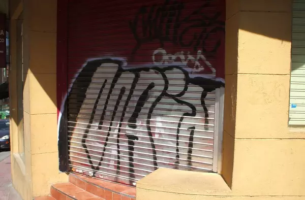 Prolifera el vandalismo grafitero en las fachadas de los negocios de Pozuelo de Alarcón