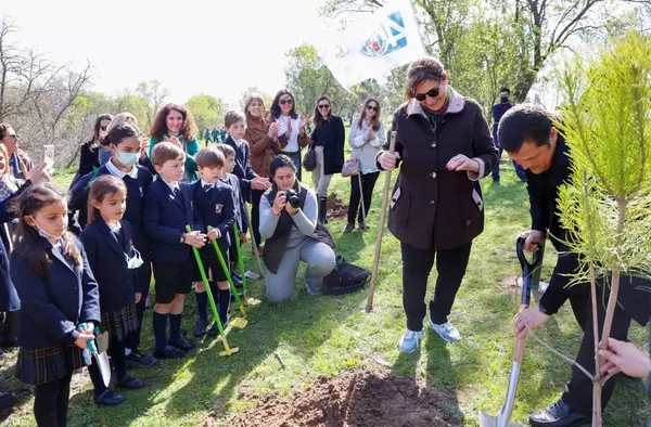 La alcaldesa anuncia que por cada bebé que nazca en la ciudad se permitirá que su familia plante un árbol