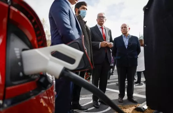 La Comunidad de Madrid muestra el proyecto de electrolinera de Pozuelo de Alarcón a una delegación del Gobierno de Puerto Rico
