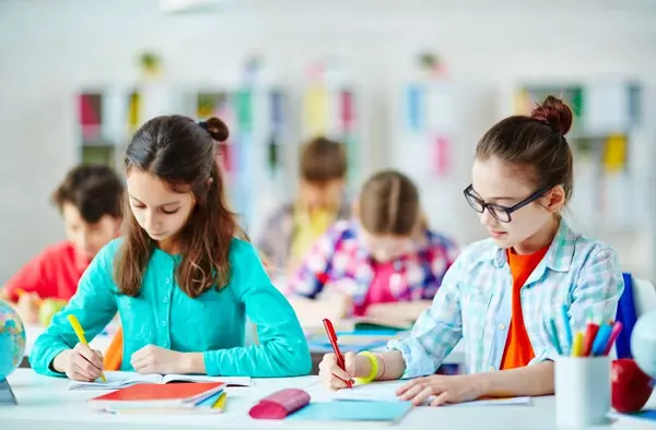 Comienza el proceso de escolarización para el curso 2022/23 que inicia la bajada de ratios en las aulas de la región