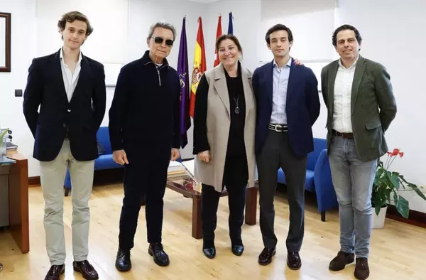 La alcaldesa de Pozuelo recibe al novillero local Álvaro Burdiel
