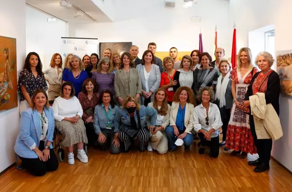 Artistas locales donan y exponen sus cuadros en Pozuelo para recaudar fondos para la investigación contra el cáncer
