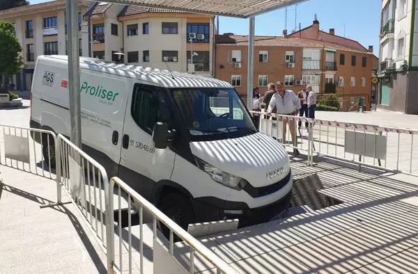 Una furgoneta se queda encallada tras hundirse el suelo en la Plaza de Padre Vallet
