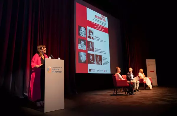 La alcaldesa inaugura el ciclo “Memoria viva” que han abierto Cayetana Guillén Cuervo y Gemma Cuervo 