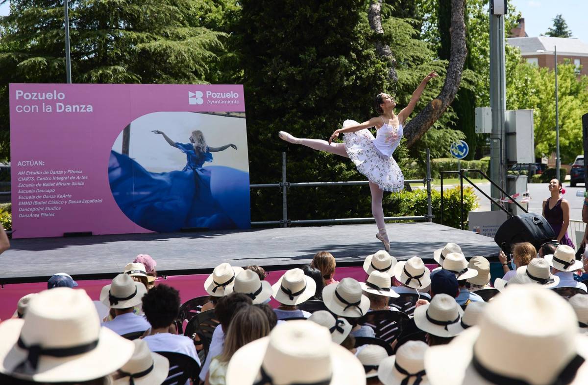 Un centenar de alumnos de escuelas de danza de Pozuelo demostraron su talento en la Avd de Europa