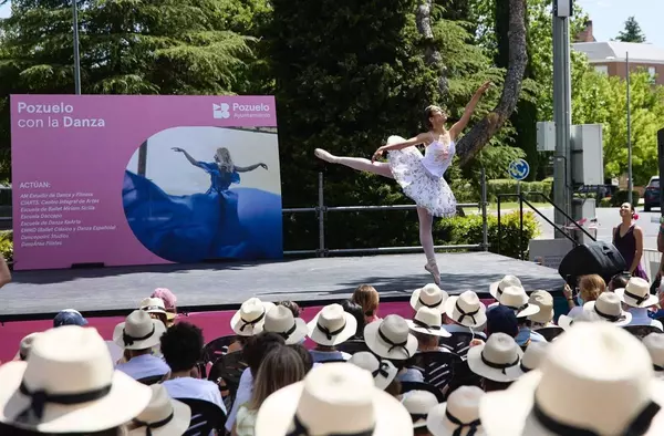 Un centenar de alumnos de escuelas de danza de Pozuelo demostraron su talento en la Avd de Europa