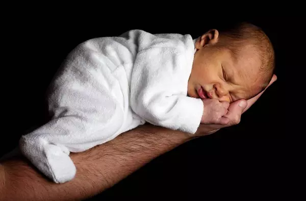 Pozuelo lanza una nueva convocatoria de ayudas por nacimiento o adopción de hasta 2.500 euros