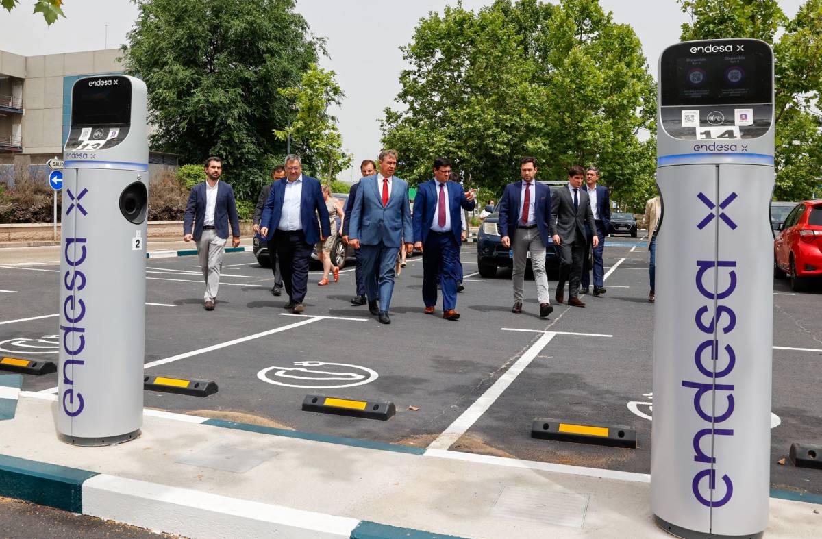 Una delegación del Gobierno de Uruguay visita la electrolinera de Pozuelo, la más grande de España