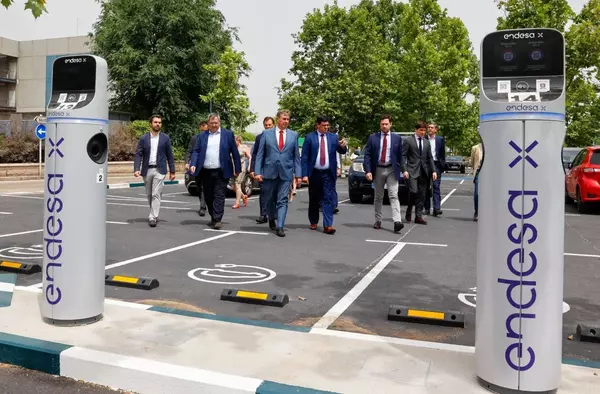 Una delegación del Gobierno de Uruguay visita la electrolinera de Pozuelo, la más grande de España