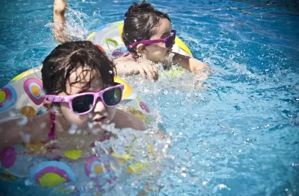Pozuelo lanza una nueva ayuda económica de verano de 100 euros por hijo