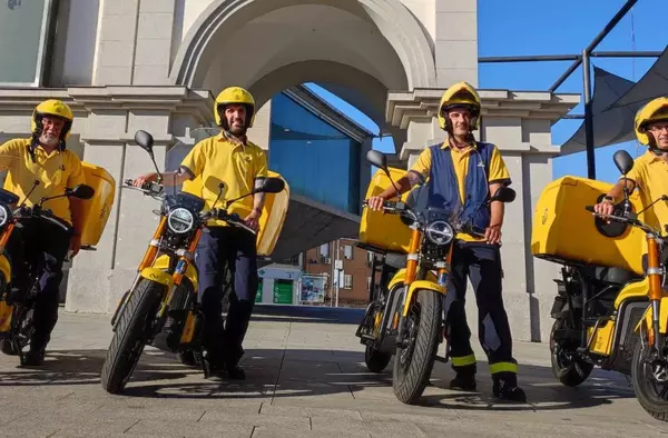 Los repartidores de Correos de Pozuelo incorporan a su flota motos eléctricas ciberseguras