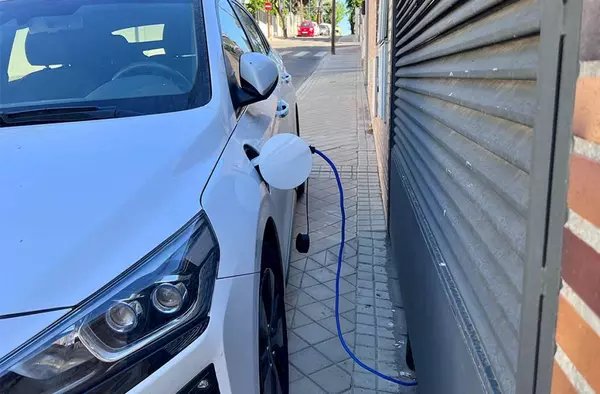 VOX exige que se regule la recarga de vehículos eléctricos en la vía pública de Pozuelo