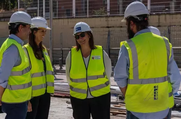 La alcaldesa visita las obras del aparcamiento que se está construyendo en el antiguo Matadero