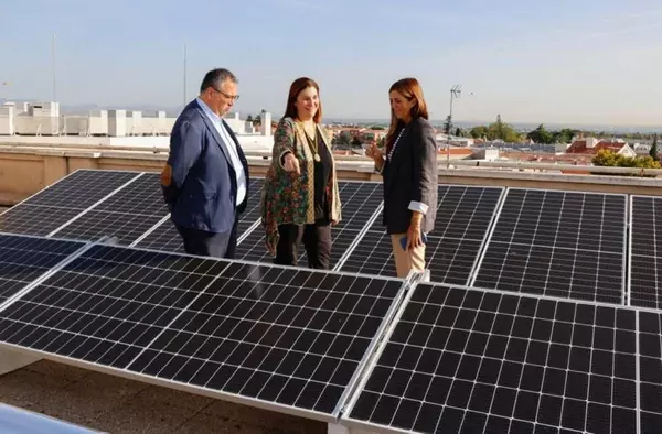 La alcaldesa de Pozuelo visita los 96 paneles solares instalados en el Ayuntamiento para ahorrar energía