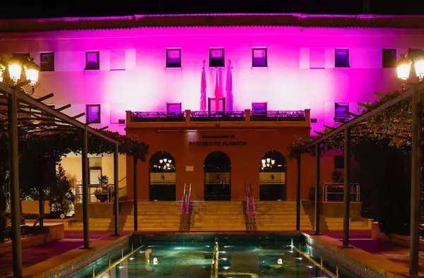 Pozuelo de Alarcón se ilumina de rosa para apoyar la lucha frente al cáncer de mama 