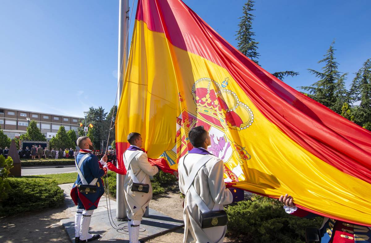 Desfile, exposiciones militares y concierto en el acto de Homenaje a la Bandera en Pozuelo