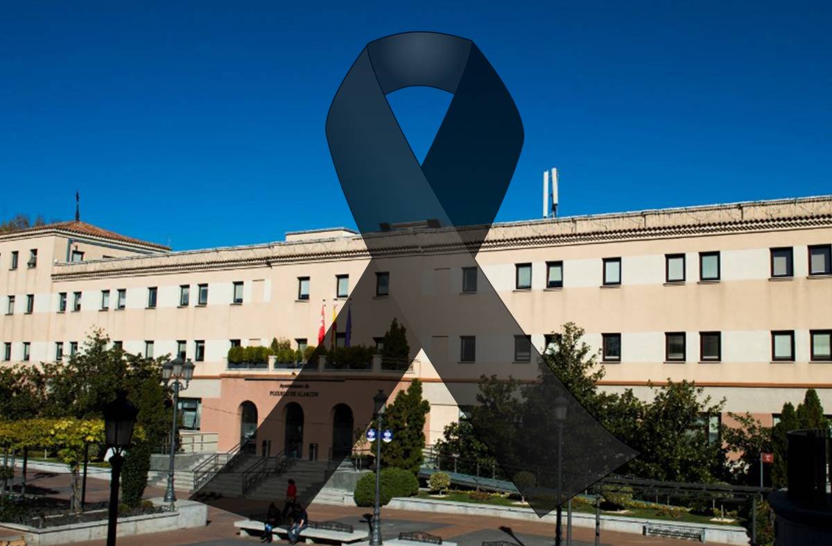 Pozuelo guarda un minuto de silencio por la pequeña Olivia, víctima de violencia intrafamiliar, a iniciativa de VOX