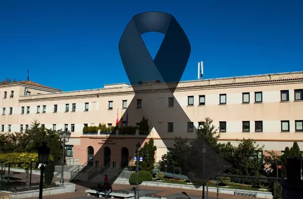 Pozuelo guarda un minuto de silencio por la pequeña Olivia, víctima de violencia intrafamiliar, a iniciativa de VOX