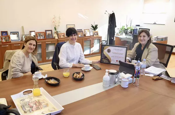 La alcaldesa felicita a la mejor profesora del mundo que enseña a los alumnos de la Escuela Infantil Los Madroños de Pozuelo