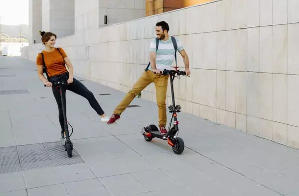 Pozuelo cambia coches por patinetes: Los vecinos no podrán tener más de un vehículo por familia