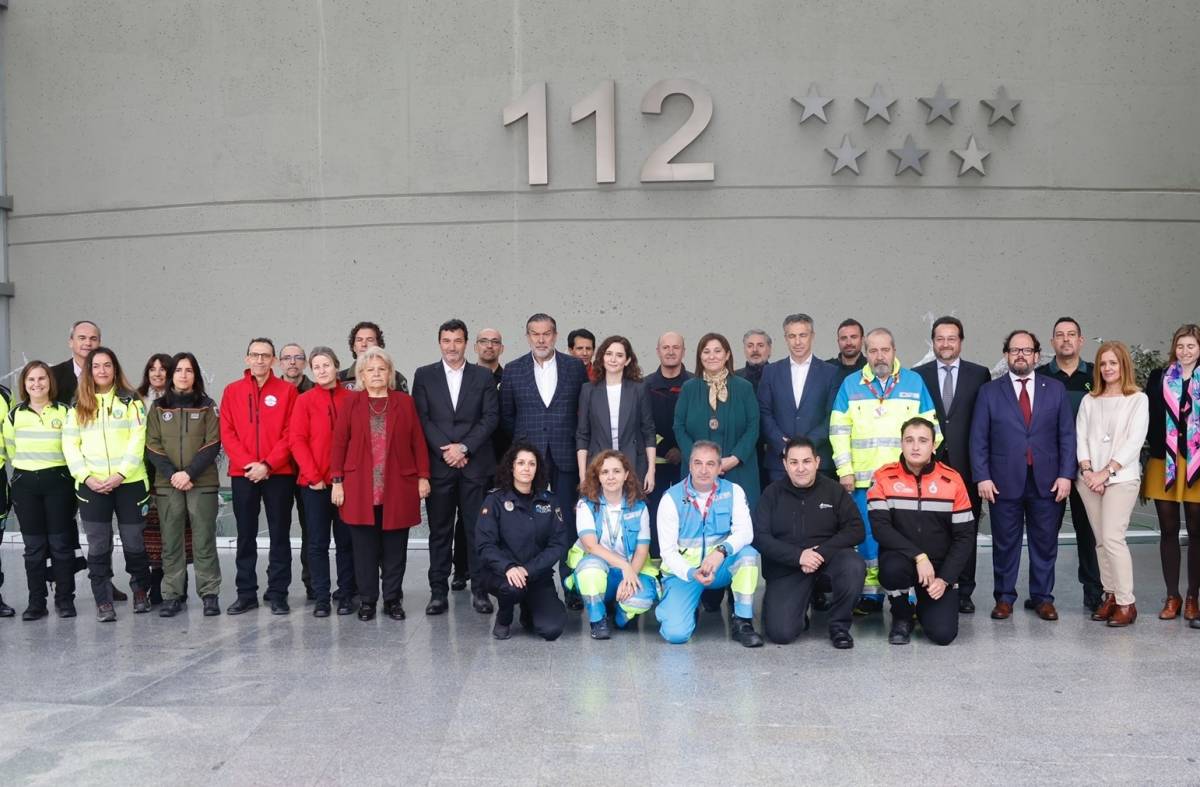 Isabel Díaz Ayuso visita la sede de la ASEM 112 acompañada por la alcaldesa de Pozuelo
