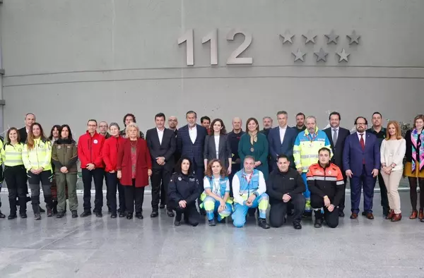 Isabel Díaz Ayuso visita la sede de la ASEM 112 acompañada por la alcaldesa de Pozuelo